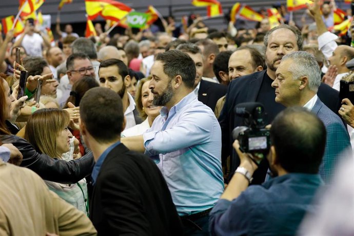El presidente de Vox, Santiago Abascal, saluda durante el mitin del partido en Murcia (España), a 27 de octubre de 2019.