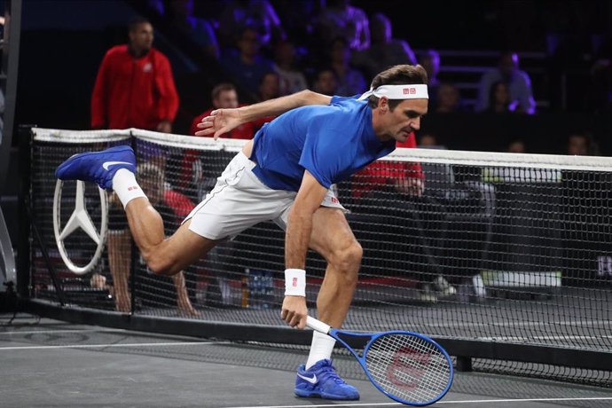 Roger Federer voleando en la red durante la Copa Laver 2019
