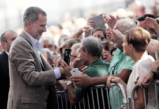 El Rey Felipe VI saluda los vecinos de la la localidad madrileña de Arganda del Rey, en su visita al municipio para conocer los daños causados por las lluvias, en Madrid, a 27 de septiembre de 2019.