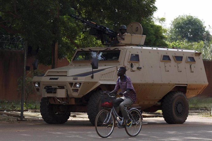 Un blindado del Ejército de Burkina Faso en Uagadugú