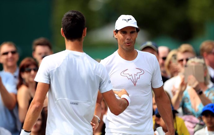 Novak Djokovic y Rafa Nadal se saludan durante el torneo de Wimbledon 2019