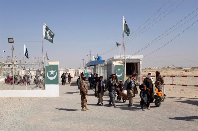 Soldados paquistaníes hacen guardia mientras ciudadanos regresan de Afganistán en la ciudad fronteriza de Chaman, Pakistán, el 5 de octubre de 2017