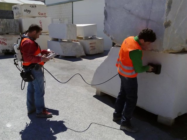 Investigadores realizan pruebas en un bloque piedra ornamental.