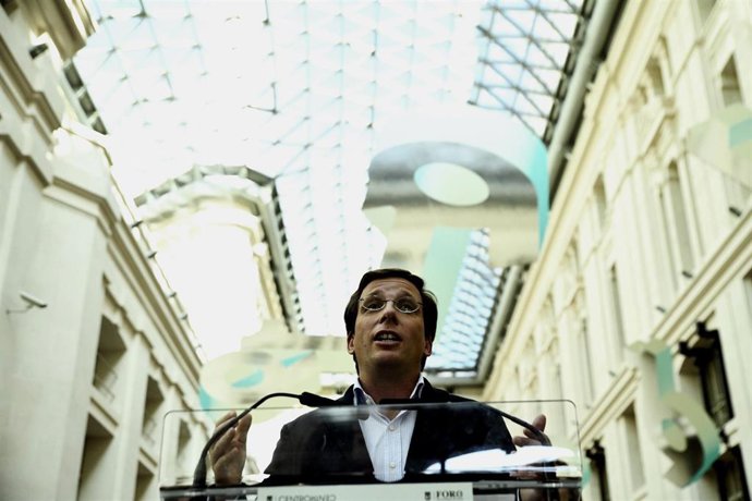 El alcalde de Madrid, José Luis Martínez-Almeida, durante la inauguración de la Verbena del Centenario del Palacio de Cibeles en Madrid (España), a 25 de octubre de 2019.