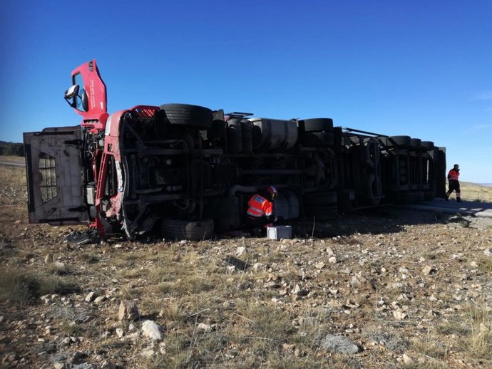 Un camión ha volcado en un accidente en la A-1511, en Santa Eulalia (Teruel).