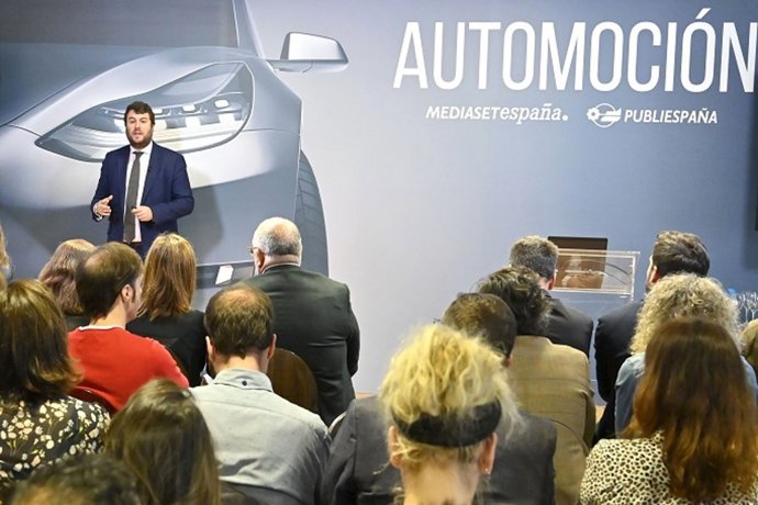 El asesor gerente del sector de Entretenimiento y Medios de PwC, Íñigo Azmequeta, durante la presentación de un estudio sobre las ventas del sector de automoción generadas por la publicidad en televisión, en Mediaset España (Madrid)
