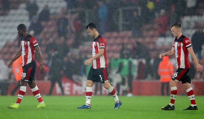 Los jugadores del Southampton Kevin Danso, Maya Yoshida y James Ward-Prowse abandonan cabizbajos el terreno de juego tras la goleada por 0-9 ante el Leicester City