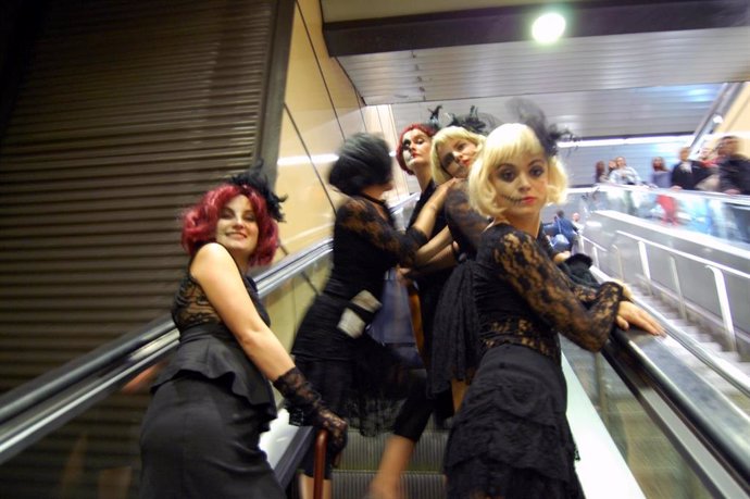 Servicio nocturno de metro y tranvía para facilitar la movilidad de la noche de Halloween en Valncia
