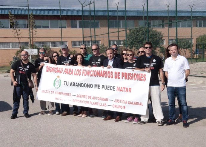 El candidato de Cs al Congreso por Baleares, Joan Mesquida, visita la cárcel de Palma con miembros de la asociación de funcionarios de prisiones 'Tu abandono me puede matar'.