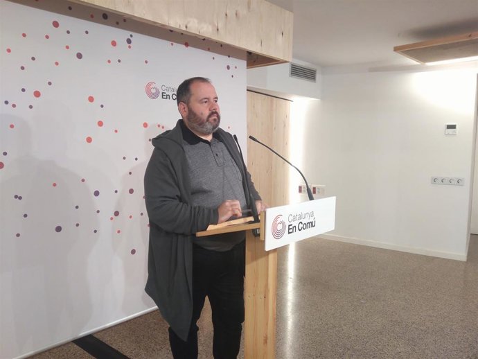 El portavoz de los comuns, Joan Mena, en rueda de prensa