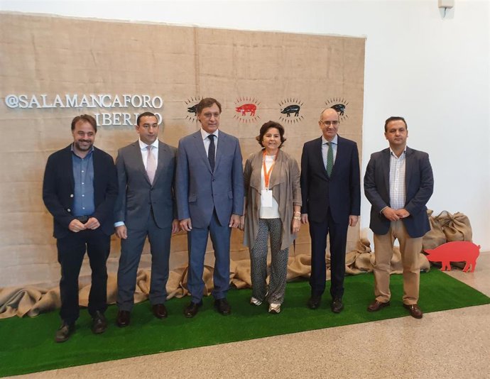 Autoridades en la inauguración del II Foro Internacional del Ibérico en Salamanca