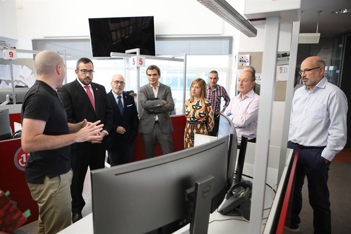 Los consejeros Remírez y Cigudosa, en su visita a las instalaciones de SOS Navarra