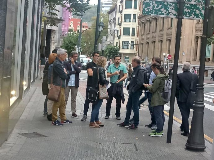 Sindicatos esperan a entrar a la reunión en el CRL.