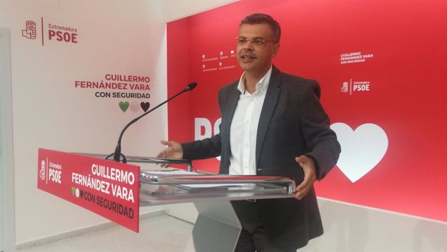 El portavoz del PSOE extremeño, Juan Antonio González, en rueda de prensa para apelar a la participación en las elecciones del 10N