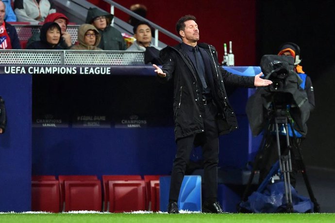 22 October 2019, Spain, Madrid: Atletico Madrid coach Diego Simeone gestures to his players from the touchline during the UEFAChampions League Group D soccer match between Atletico Madrid and Bayer Leverkusen in Wanda Metropolitano stadium. Photo: Mari
