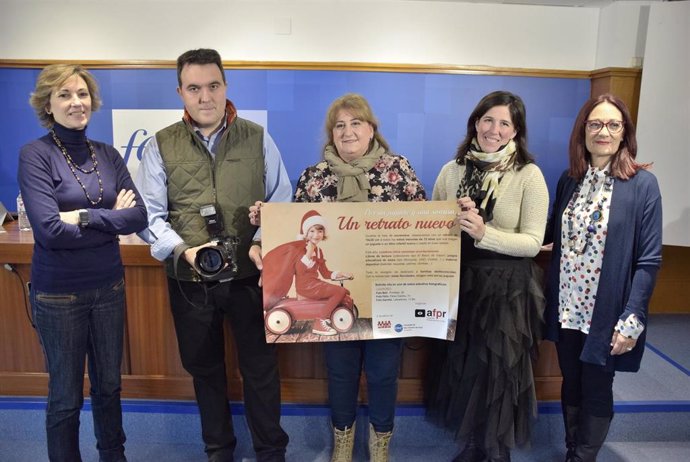 La Asociación de Fotógrafos Profesionales de La Rioja celebra 21 años con su campaña navideña por un juguete y una sonrisaun retrato