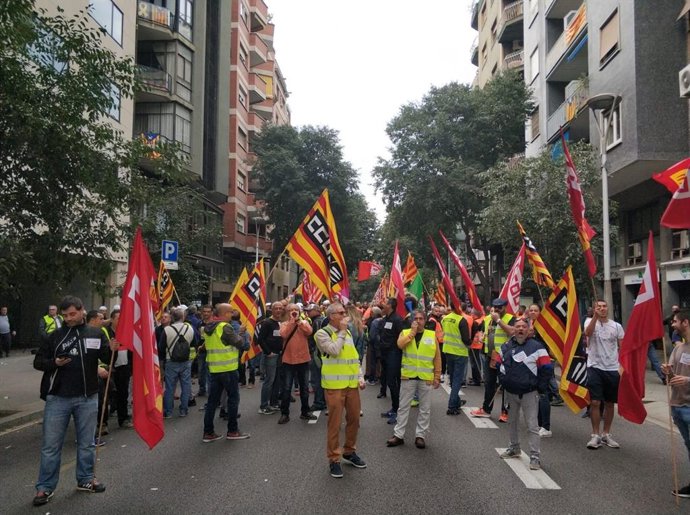 Los trabajadores convocados por CCOO y UGT han cortado la calle Sepúlveda frente la sede de la Direcció General de Relacions Laborals i Qualitat en el Treball