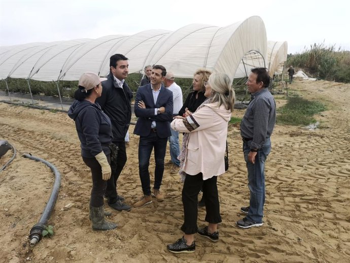 Candidatos al Senado del PSOE de Huelva visitan una finca en Palos de la Frontera (Huelva).