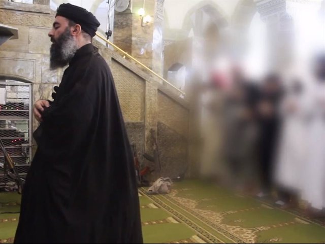 Abú Bakr al Baghdadi durante su sermón anunciando el califato