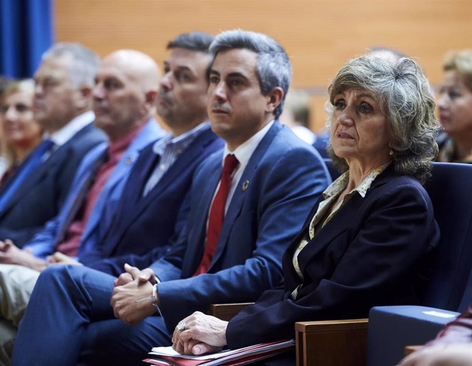 La ministra de Sanidad, Consumo y Binestar Social en funciones, María Luisa Carcedo y el vicepresidente del Gobierno de Cantabria, Pablo Zuloaga, en el acto de presentación de la campaña de vacunación contra la gripe, en Santander /Cantabria (España), a