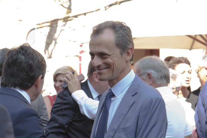 El ministro de Ciencia y Universidades en funciones, Pedro Duque, durante el acto de toma de posesión del cargo de la socialista, Concha Andreu, como nueva presidenta del Gobierno de La Rioja.