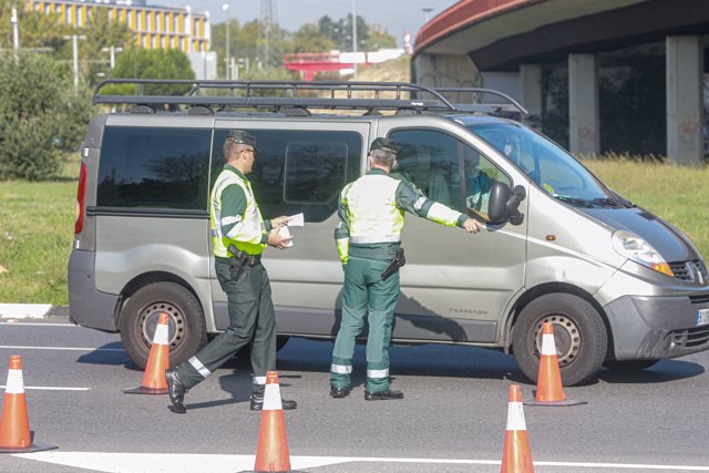 Dos agentes de la Guardia Civil de Tráfico paran  a una furgoneta durante la campaña especial de la DGT de vigilancia y control de furgonetas, en Madrid, a 28 de cotubre de 2019.