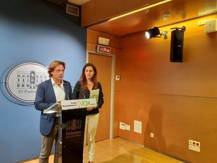 El president de Vox Balears, Jorge Campos, al costat de la diputada de la formació en el Parlament balear, Idoia Ribas.