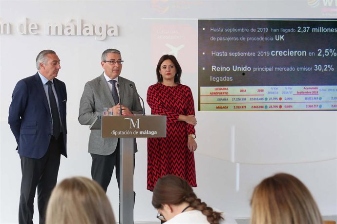 Francisco Salado, presidente de la Diputación de Málaga, en el centro, junto a la nueva consejera delegada de Turismo Costa del Sol, Margarita del Cid