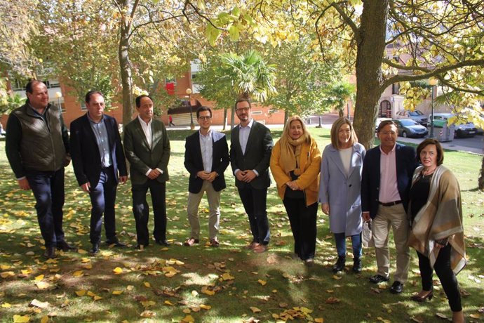 Maroto, en el centro, junto Yolanda de Gregorio, de amarillo, y el resto de candidatos del PP de Soria al Congreso y Senado.