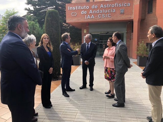 El consejero de Economía de la Junta, Rogelio Velasco, visita el Instituto de Astrofísica de Andalucía