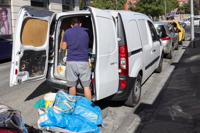 Un hombre traslada material con una furgoneta en Madrid