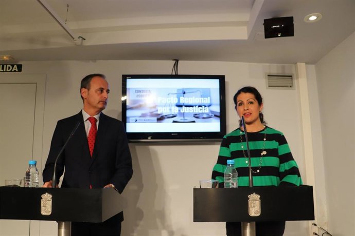 La consejera de Transparencia, Participación y Administración Pública, Beatriz Ballesteros, y el consejero de Presidencia y Hacienda, Javier Celdrán, presentan el proceso participativo del Pacto por la Justicia