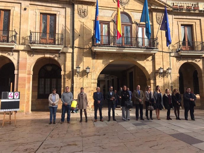 Minuto de silencio por las víctimas de violencia de género en el Ayuntamiento de Oviedo.