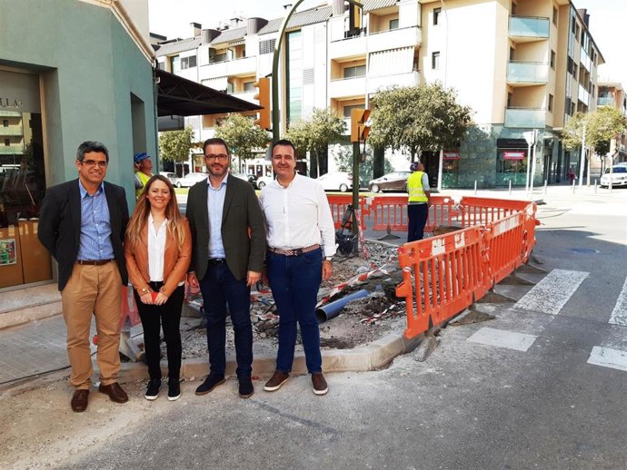 El alcade de Palma, José Hila (2d) visita las obras de señalización de la 'Zona 20' en los barrios de El Vivero, Rafal Nou y Rafal Vell, junto a otros representantes políticos del Ayuntamiento de Palma.
