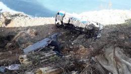 Camión accidentado en el barranco de La Hondura