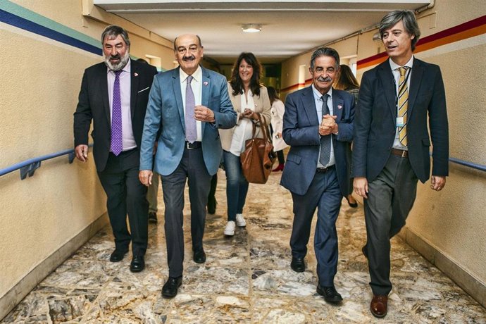 Los cabezas de lista del PRC al Congreso y al Senado, José María Mazón y Fernando Fernández, y el líder del PRC y presidente de Cantabria. Miguel Ángel Revilla, visitan el centro hospitalario Padre Menni