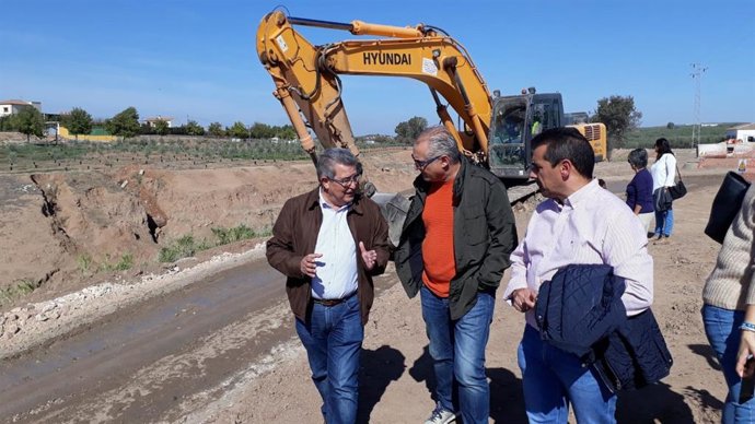 Carlos Toscano visita las actuaciones de limpieza de cauces en Casariche