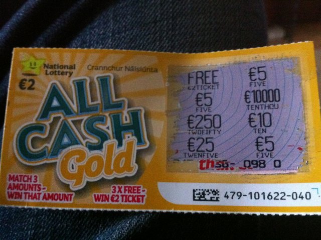 Un hombre gana 200.000 dólares en un ‘rasca y gana’ de camino a su última sesión de quimio