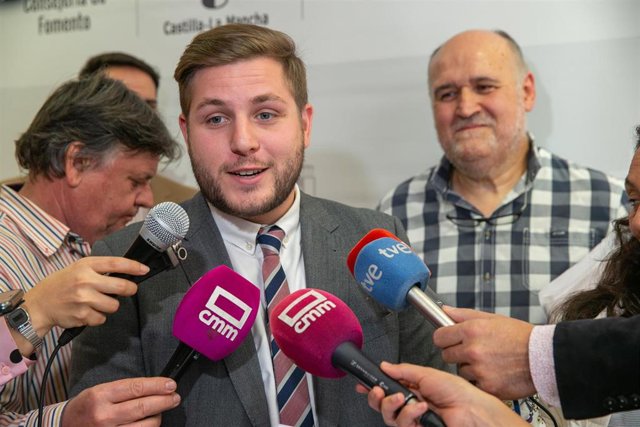 El consejero de Fomento, Nacho Hernando, se reúne con la Federación Regional del Taxi.