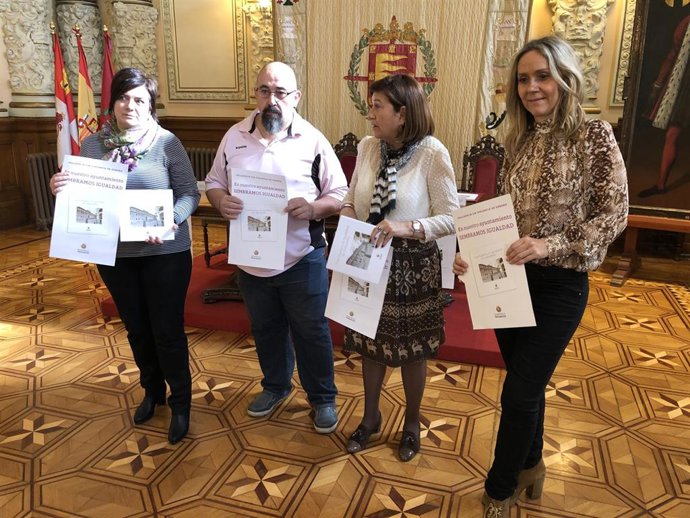 Victoria Soto (segunda por la derecha) presenta junto a asociaciones vecinales y de padres la campaña 'Practiquemos la igualdad en Valladolid'.