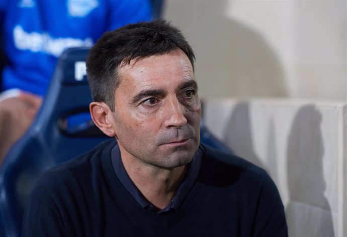 Asier Garitano head coach of Alaves during the La Liga Santander match between Villarreal and Alaves at Estadio de la Ceramica on October 25, 2019 in Vila-real, Spain