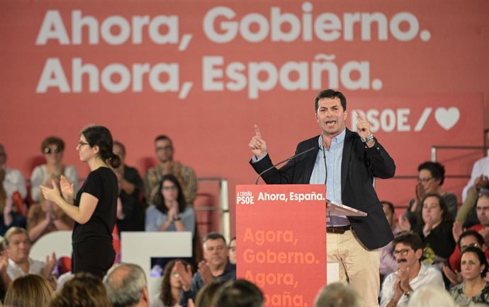 El secretario general de los socialistas gallegos, Gonzalo Caballero, interviene durante un acto de campaña en A Coruña (Galicia/España), a 27 de octubre de 2019.