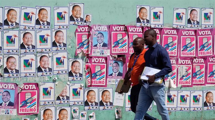 Carteles electorales en Mozambique