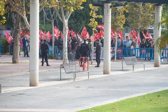 Personas de la UGT de la Región de Murcia se maniestan en contra de los 11 años que llevan con el mismo convenio de hostelería frente al Auditorio Victor Villegas donde se ha celebrado el XXII Congreso Nacional de la Empresa Familiar, en Murcia (España)