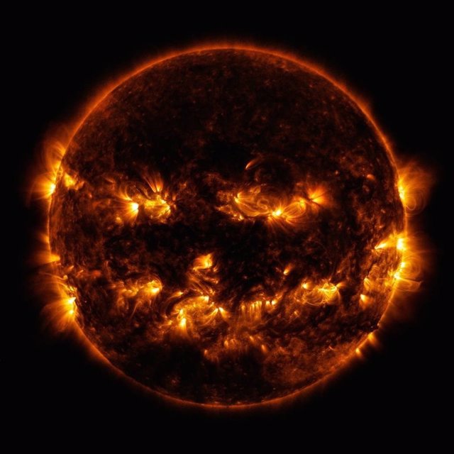 La NASA sorprende compartiendo una fotografía del sol transformado en una calabaza de Halloween