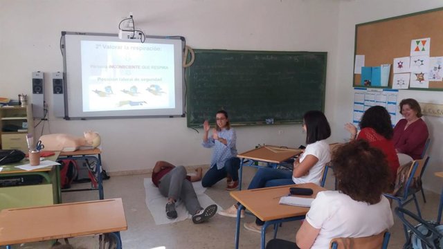 Taller de primeros auxilios que el Centro de Prevención de Riesgos Laborales desarrolla en colegio.