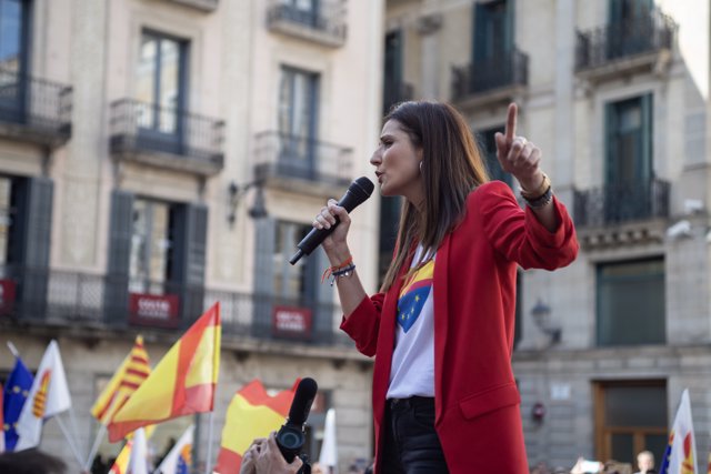 La portavoz de Ciudadanos en el Parlament y en el Senado, Lorena Roldán, interviene durante la concentración bajo el lema '¡Basta ya! Justicia y convivencia', en Barcelona (Cataluña) a 20 de octubre de 2019.