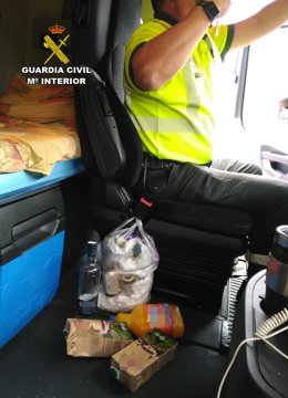 Botellas dentro del camión del conductor detenido por ir bajo los efectos del alcohol en la A-7