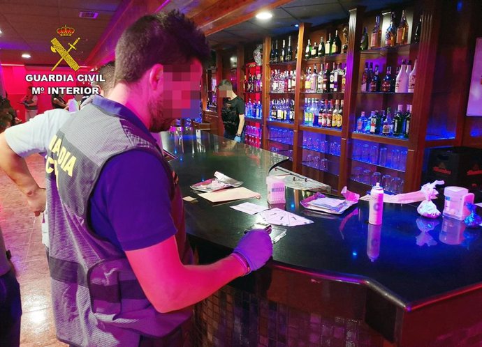 Guardia Civil desmantela un punto de venta de droga al menudeo en un club de Blanca