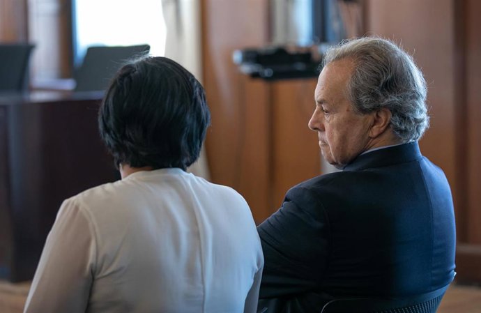 La que fuera administradora única de Aceitunas Tatis ,Gracia Rodríguez; junto al exptesidente de invercaria, Tomás Pérez-Sauquillo, sentados en el banquillo de los acusados al inicio del juicio.